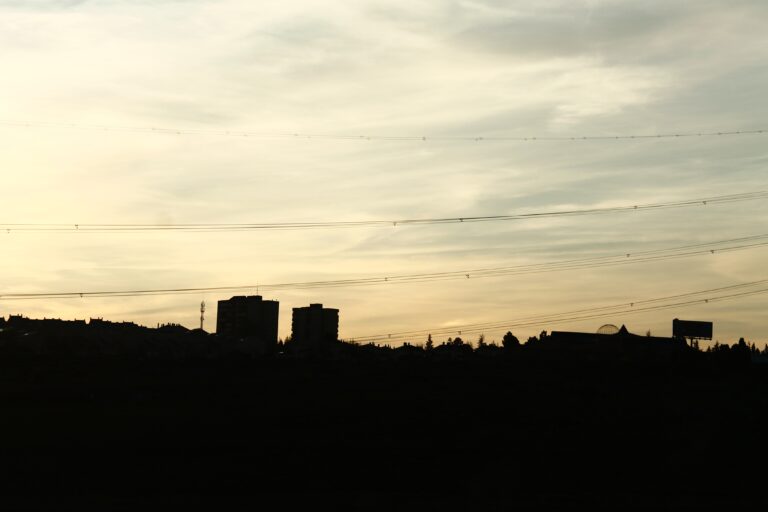 Silueta de una ciudad al atardecer