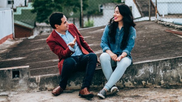Pareja conversando sentada en una azotea