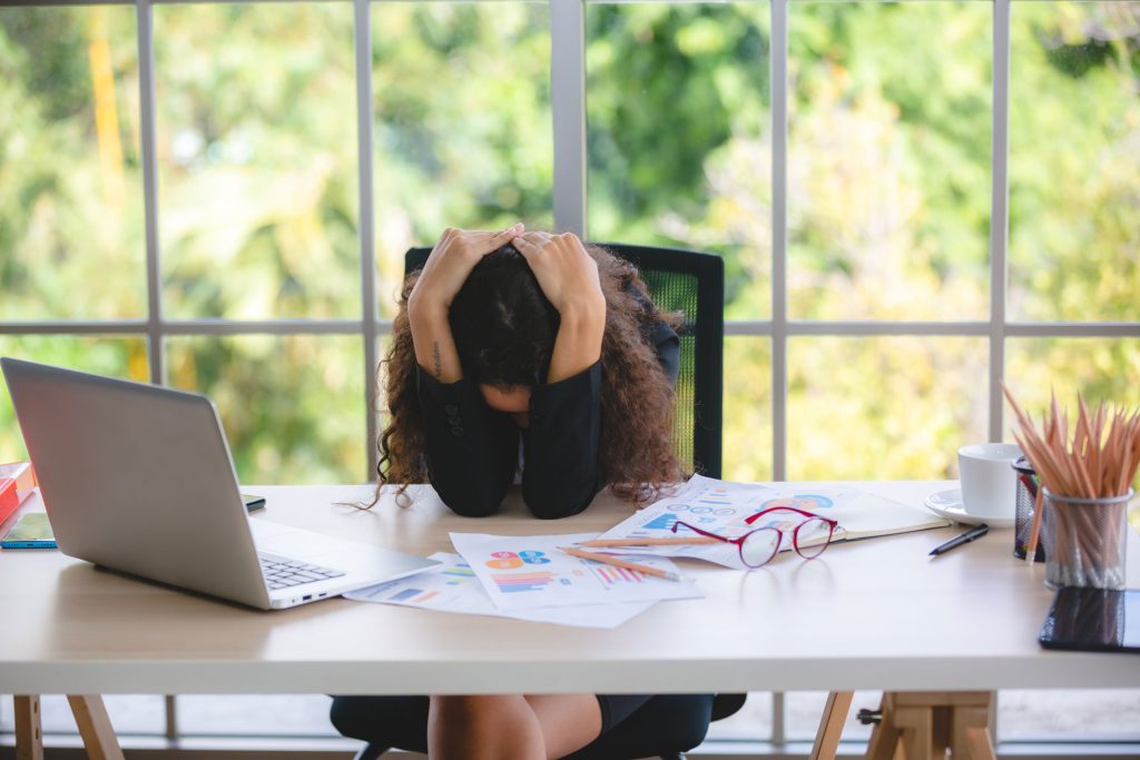 Mujer preocupada por un problema