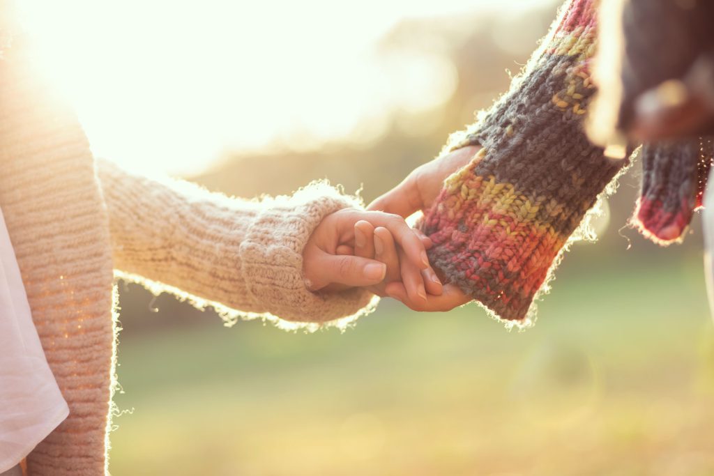 Pareja cogida de la mano