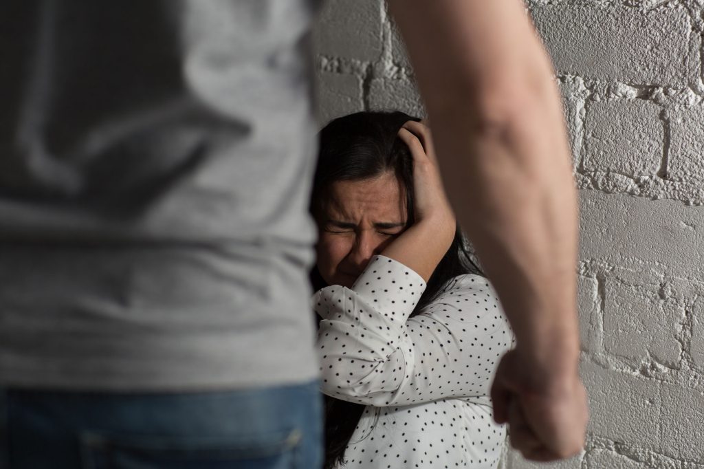 Hombre intimidando a una mujer: violencia doméstica