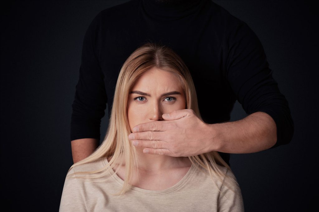 Mujer silenciada: violencia y abuso