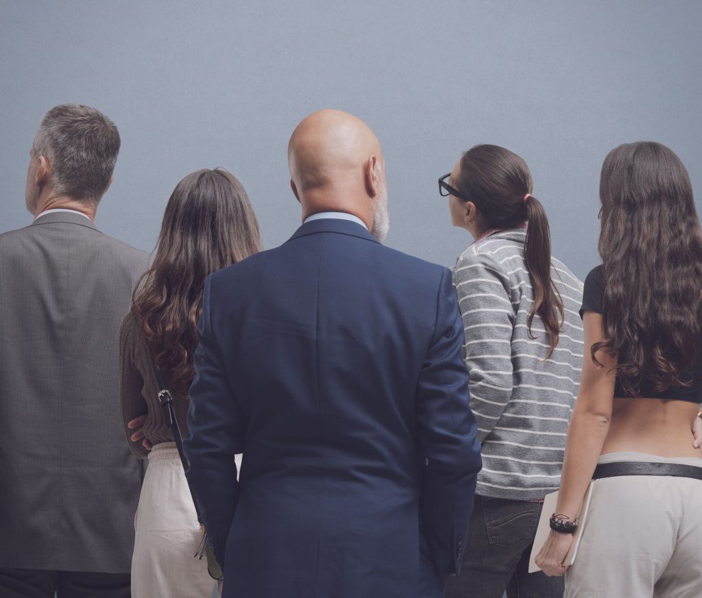 Grupo de personas de espaldas