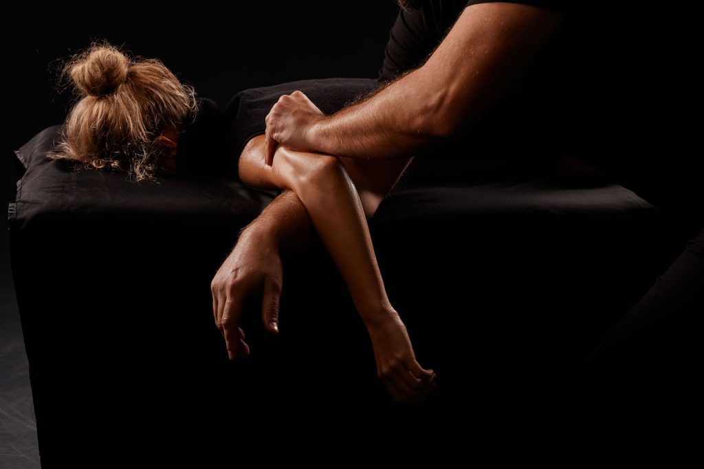 Mujer sujetada por el brazo: violencia sexual