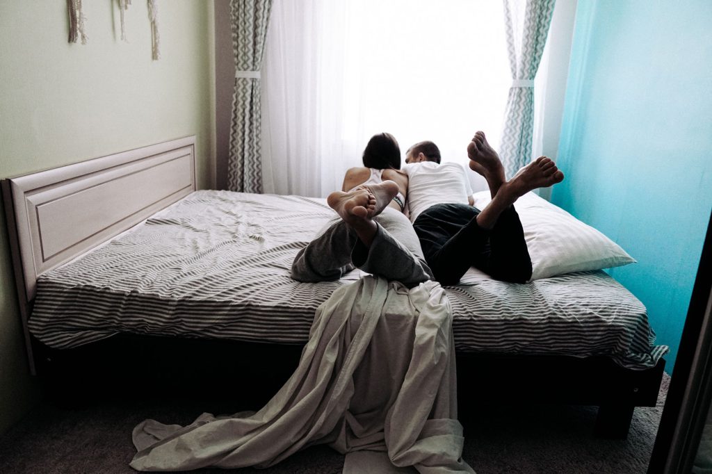 Pareja abrazada en la cama