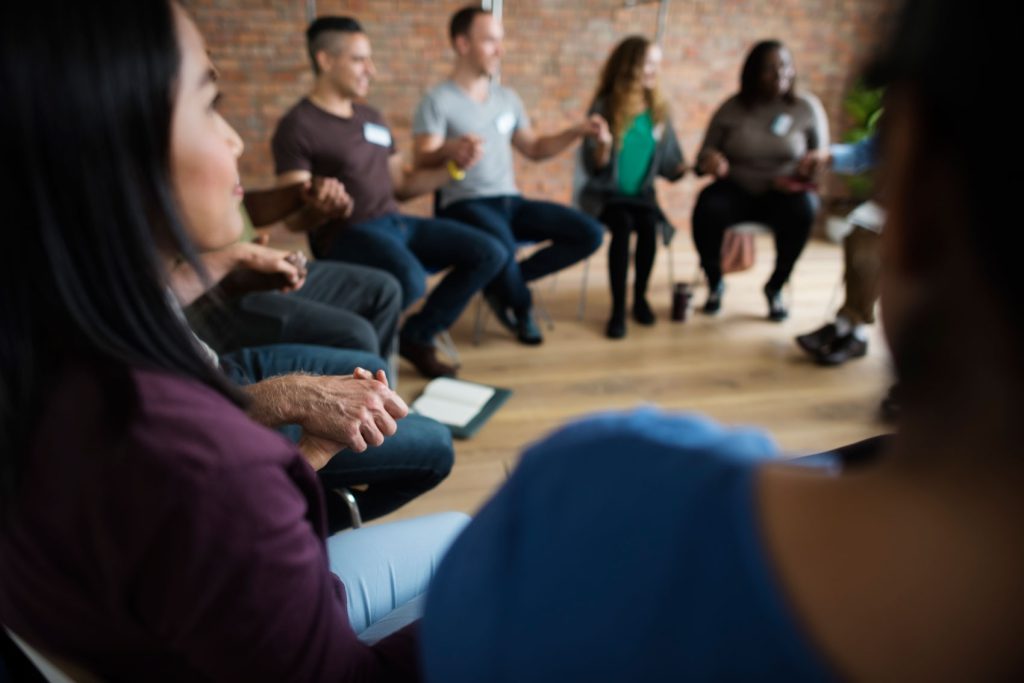 Personas reunidas en un taller de grupo
