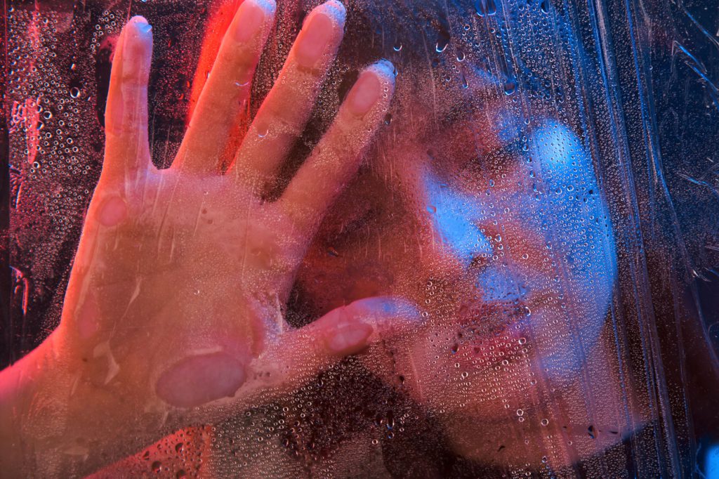 Retrato de una mujer con luz de neón