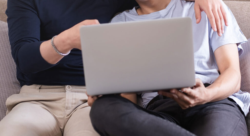 Pareja de hombres conversando sentados